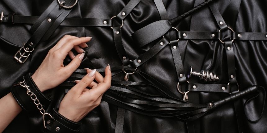 BDSM για αρχάριους με δεσμά και αξεσουάρ bondage - lovesexshop.gr sex shop