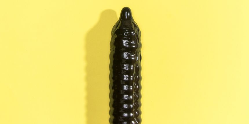 Μαύρο dildo με κίτρινο φόντο - lovesexshop.gr sex shop