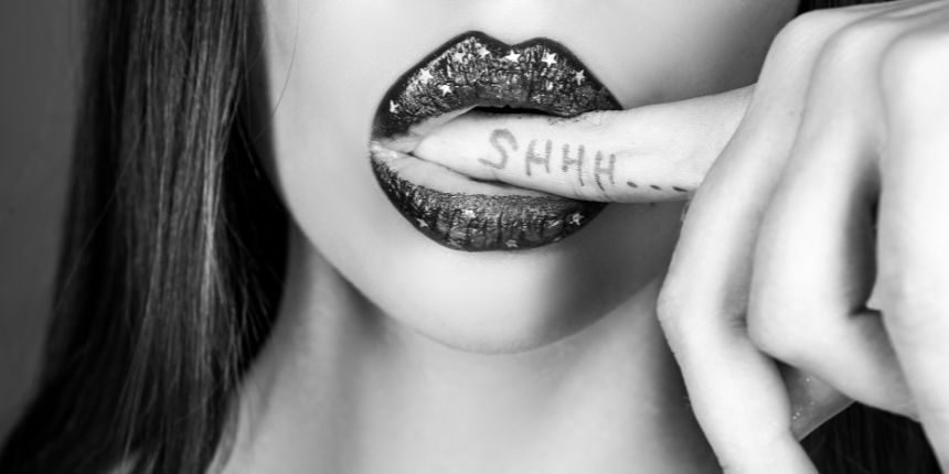 Γυναικεία χείλη με γκλίτερ που δαγκώνουν αισθησιακά ένα δάχτυλο με τη λέξη "SHHH", σε ασπρόμαυρη αισθησιακή σύνθεση.